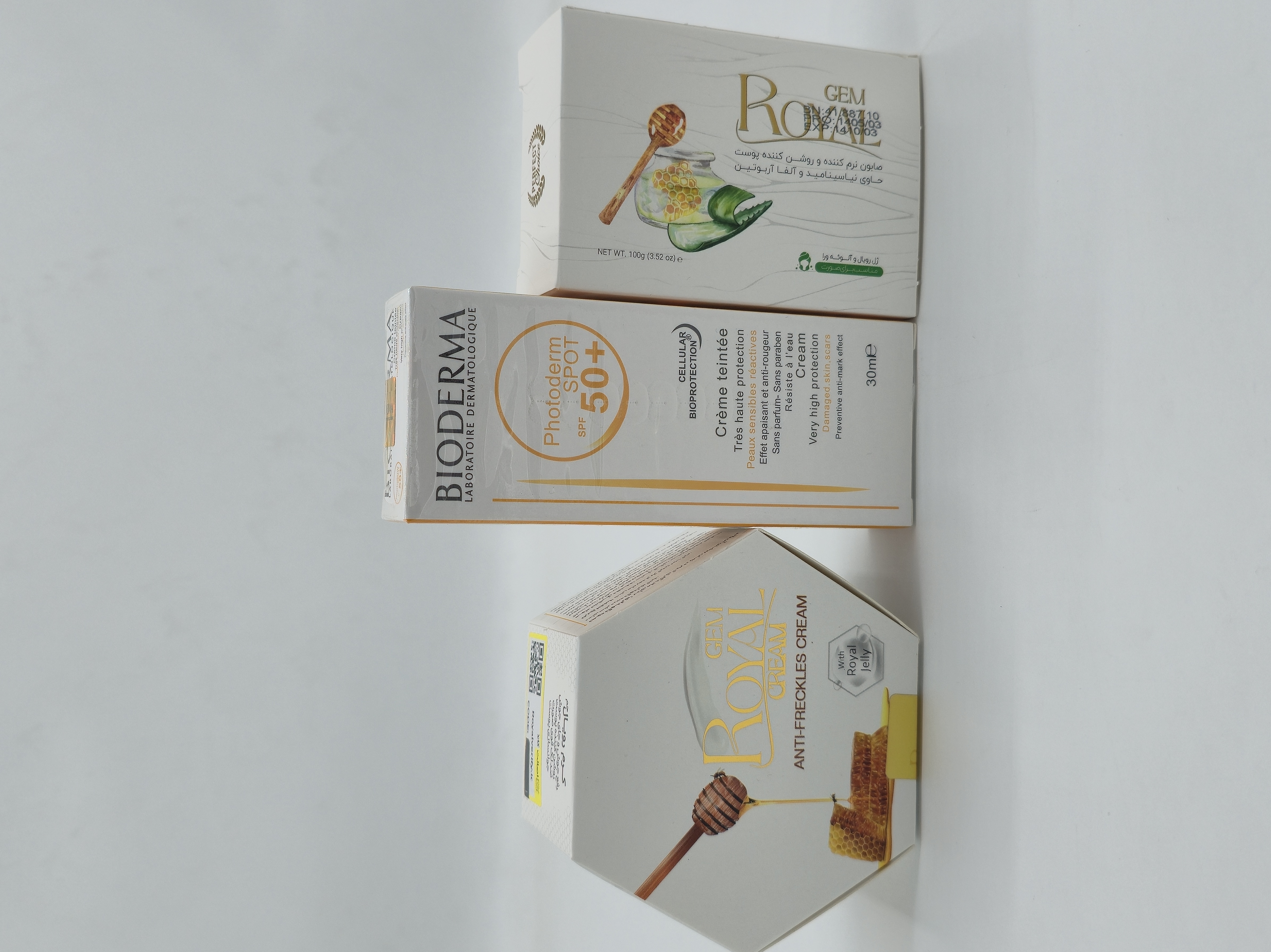 کرم ژل رویال به همراه صابون رویال و یک عددضد آفتاب بی رنگ spf50+