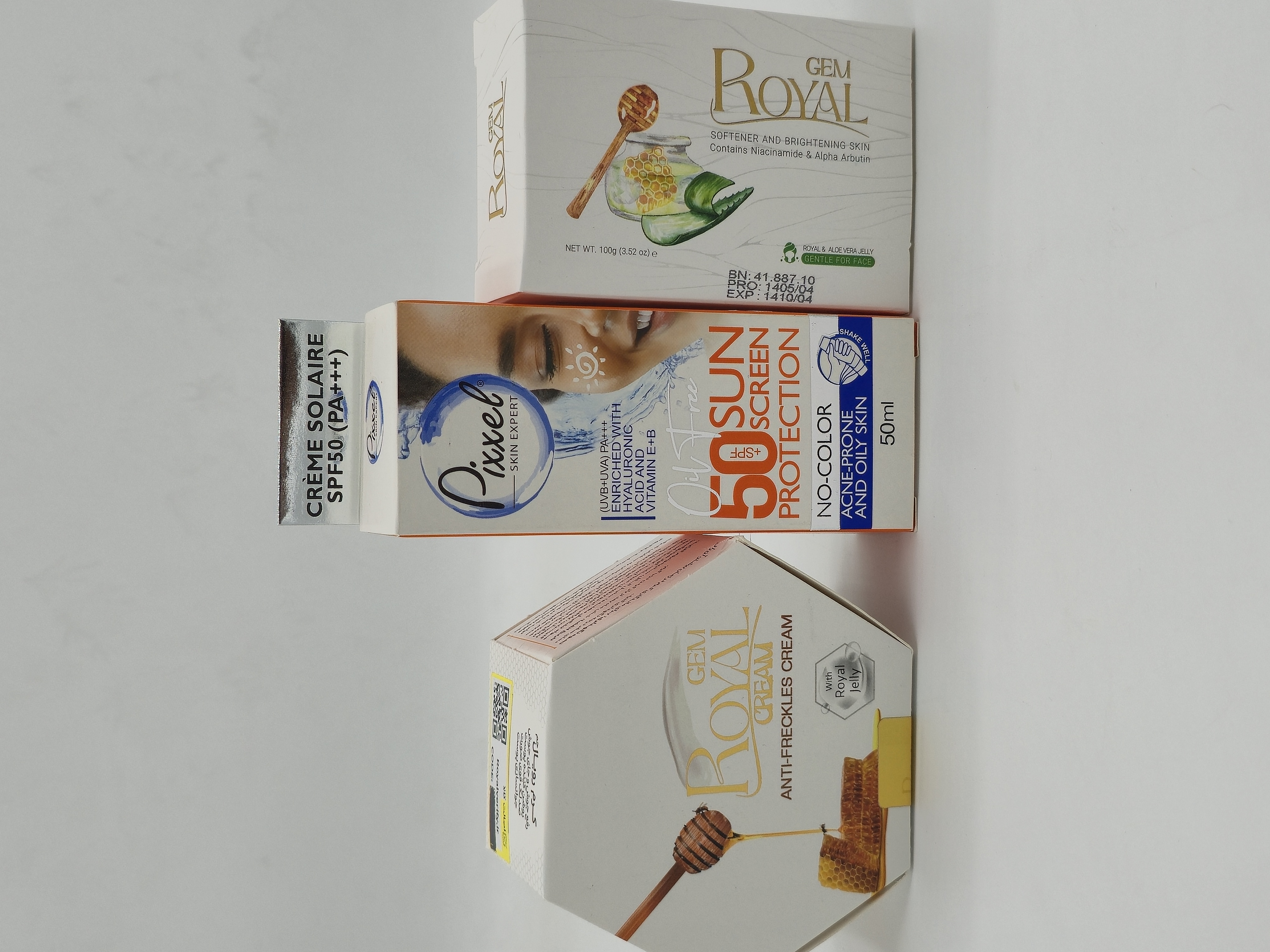 کرم ژل رویال به همراه صابون و کرم ضدآفتاب بدون رنگ پیکسل مناسب پوست های چرب جوش دار مختلط