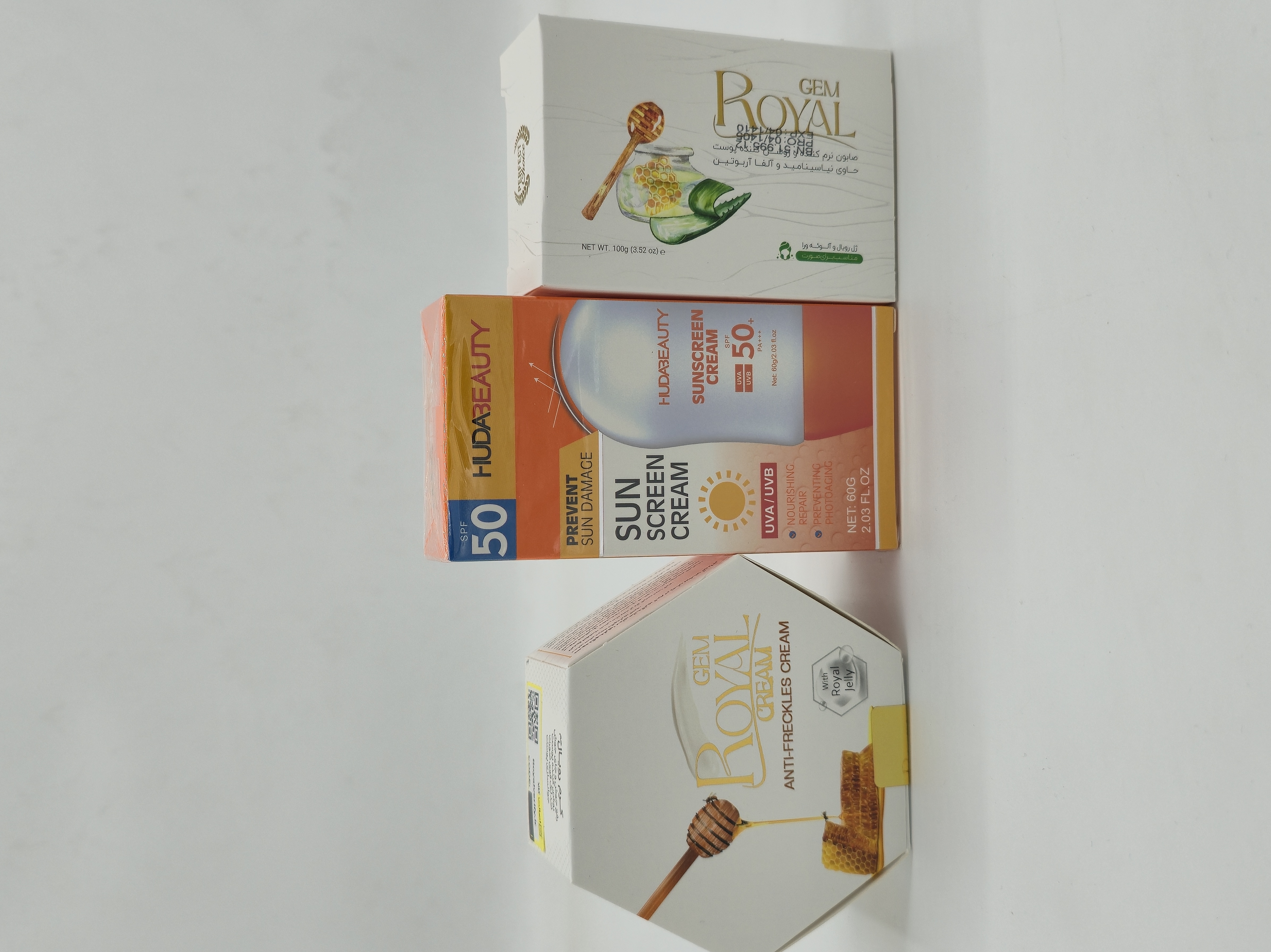 کرم ژل رویال به همراه صابون رویال و یک عددضد آفتاب هودی بیوتی spf50+