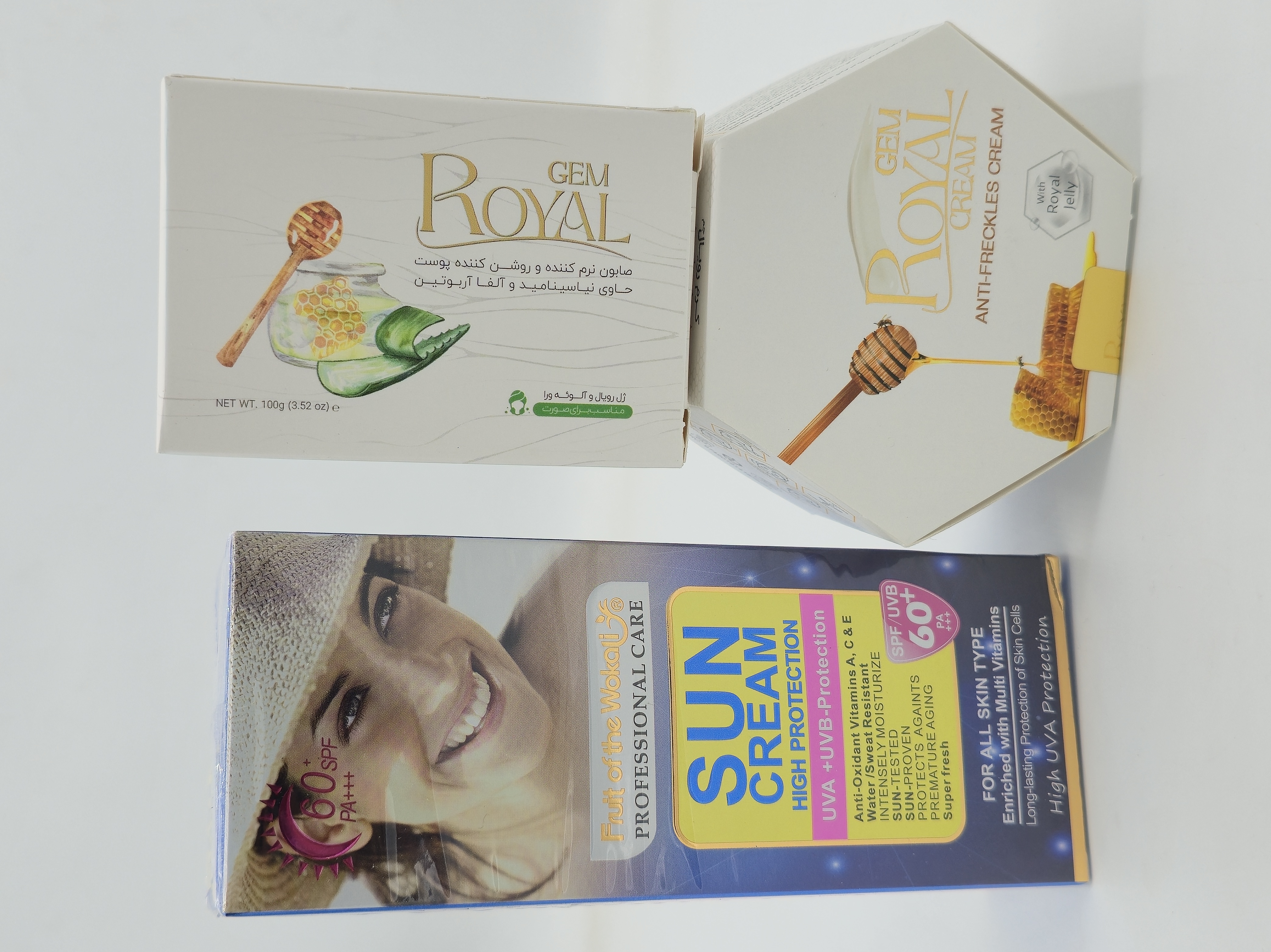 کرم ژل رویال به همراه صابون رویال و یک عددضد آفتاب بی رنگ spf60 حجم 130 میل