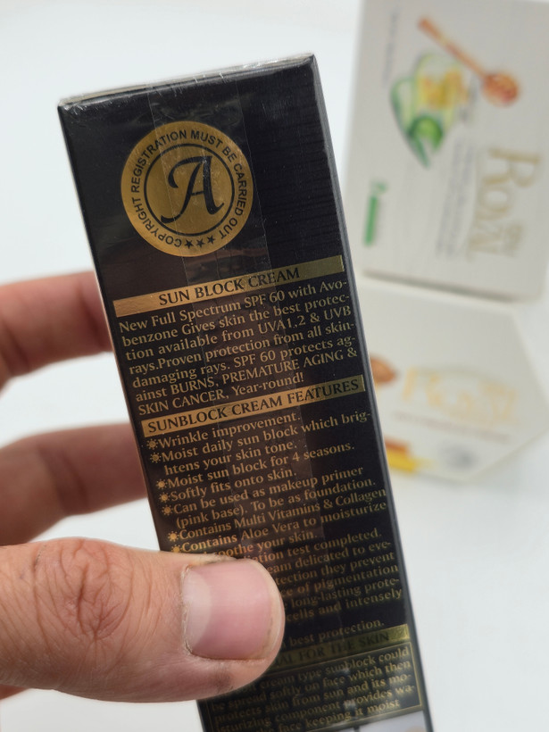 کرم ژل رویال به همراه صابون رویال و یک عددضد آفتاب بی رنگ کلاژن spf 60 حجم ۱۰۰ میل
